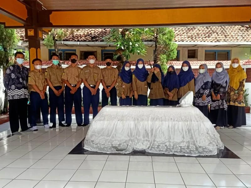 Harkitnas, Siswa Smamita Kunjungi Makam dr Soetomo