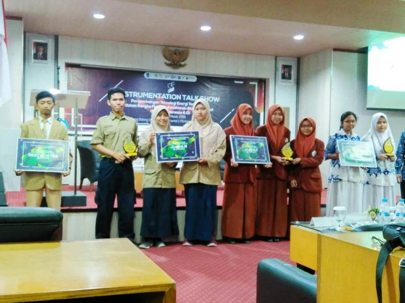 Merakit Alat Monitor Infus, Siswa Smamita Raih Juara