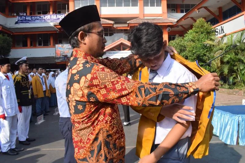 Harapan di Balik Pemasangan Jaket Almamater kepada Siswa Baru di Sekolah Ini