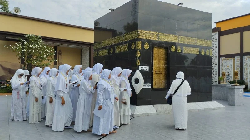 Siswa Smamsatu Manasik ke Masjid KH Ahmad Dahlan Sidayu