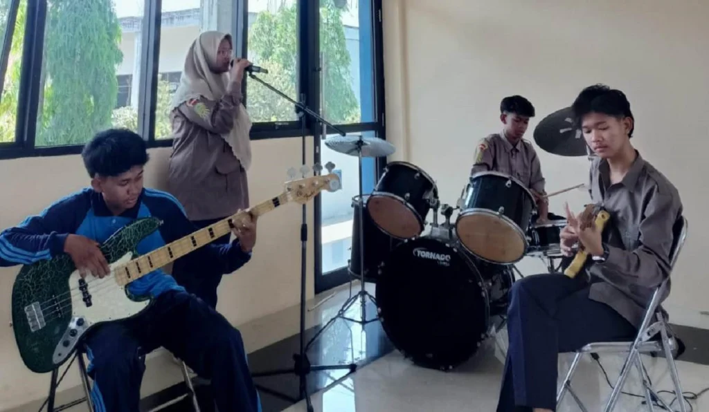 Antusias Siswa Smamsi Ikuti Ekstrakurikuler Seni Musik