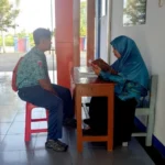 Guru Piket Smamsi Uji Hafalan untuk Siswa Terlambat