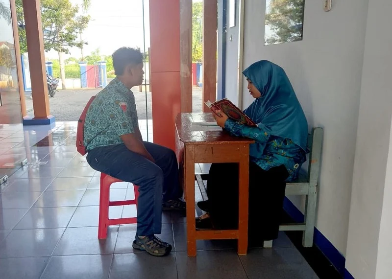 Guru Piket Smamsi Uji Hafalan untuk Siswa Terlambat