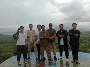 Buat Album Kenangan, Siswa Smamsi Foto di Bukit Surowiti