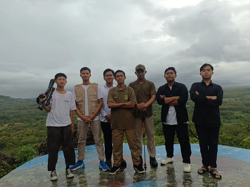 Buat Album Kenangan, Siswa Smamsi Foto di Bukit Surowiti