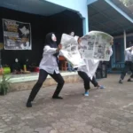 Bermain Pantomim di Sela Acara Berbagi untuk Fakir Miskin