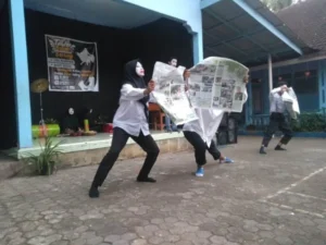 Bermain Pantomim di Sela Acara Berbagi untuk Fakir Miskin