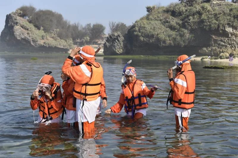 Asyiknya Snorkling di Pantai Sradanan Sampai Lupa Waktu