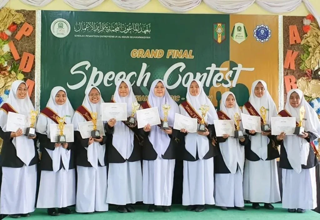 Gelar Speech Contest Tiga Bahasa, Santri SPEAM Teruji
