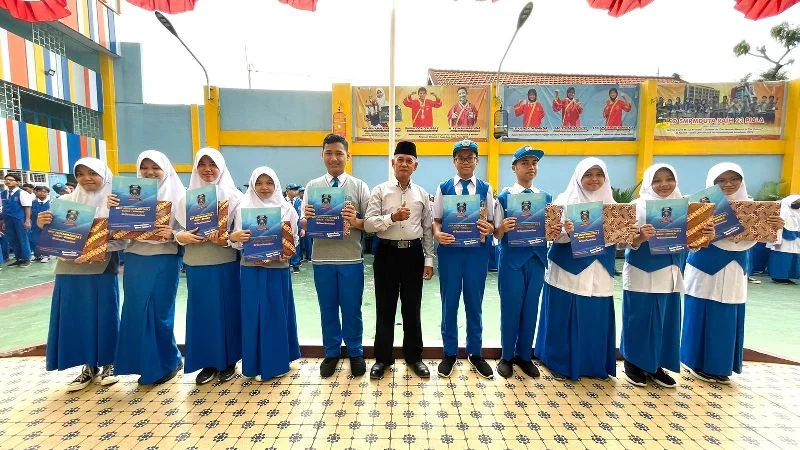 Spemduta Beri Hadiah 11 Siswa Berprestasi