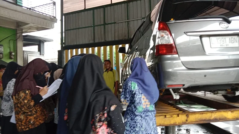 Siswa Spemdalas Belajar Fisika di Bengkel Mobil
