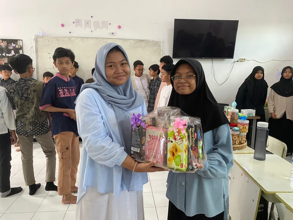Spemdalas Riyoyoan, Siswa Bikin Hampers Lebaran dan Unjung-Unjung
