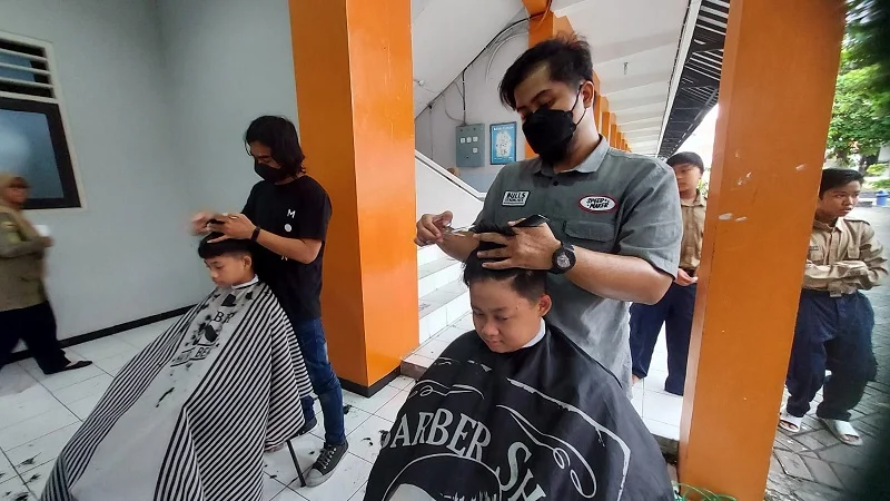 Rapikan Rambut Siswa, Spemdalas Datangkan Tukang Cukur