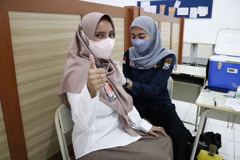 Takut Jarum Suntik, Guru Spemdalas Ini Akhirnya Ikut Vaksin Booster