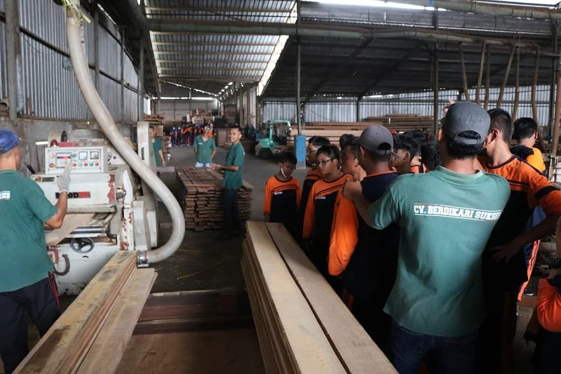 Field Research, Siswa Spemdalas Belajar Pengolahan Kayu