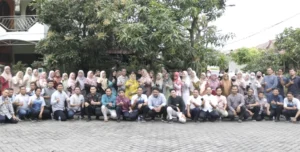 Guru dan Karyawan Sekolah GKB Halalbihalal bersama Ketua Majelis Dikdasmen