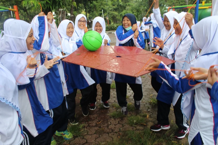 Ajak Siswa Baru Berburu  POKEMON ke Taman Kota