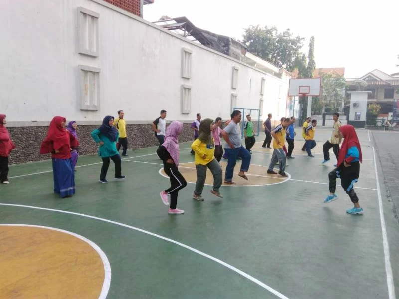 Alunan Suara Siti Badriah Membuat Gerakan Senam Guru-Guru Makin Bergairah