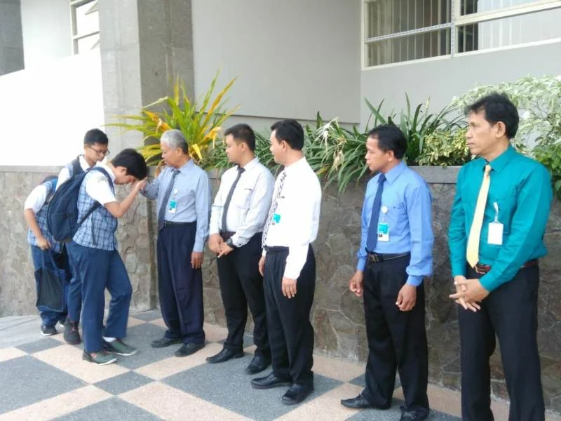 Guru Menyambut Murid di Pintu Gerbang Sekolah Tiap Pagi Janganlah Sekadar Basa-Basi