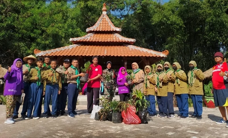 IPM Spemupat Kebomas Sedekah Pohon di Wisata Giri Kuno