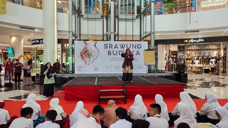 Gunakan Bahasa Isyarat, Ketua PDA Gresik Sapa Peserta Workshop Lukis