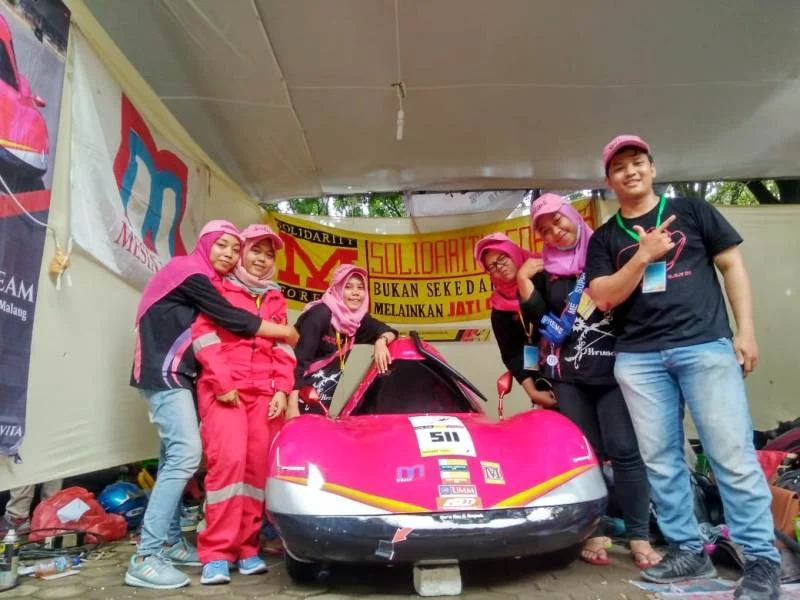 Tim Srikandi UMM Hebohkan Arena Kontes Mobil Hemat Energi