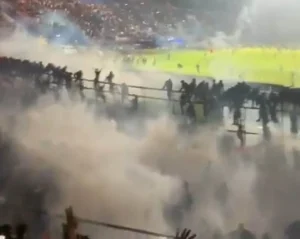 Saksi Mata Ceritakan Kronologi Tragedi Stadion Kanjuruhan seperti Ini
