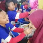 Serunya Lomba Hari Ibu, Mulai Pasang Jilbab hingga Suapi Bubur