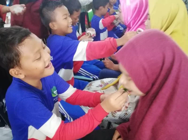 Serunya Lomba Hari Ibu, Mulai Pasang Jilbab hingga Suapi Bubur