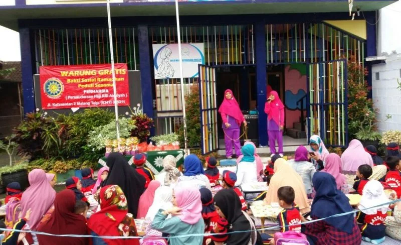 Gembirakan Warga, 99 Kalinya Perharsia Keliling Malang Raya Buka Warung Gratis