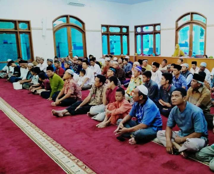 Jika Bukan Muslim, Mosok Orang Musyrik Disuruh Memakmurkan Masjid