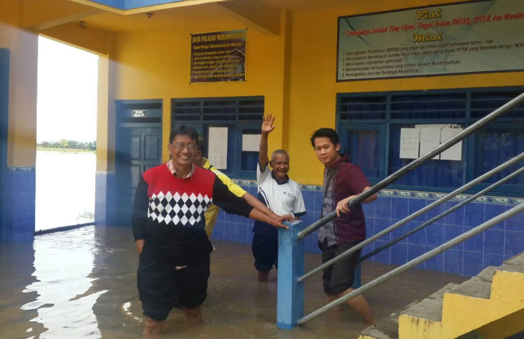 Kunjungi Sekolah Muhammadiyah yang Terendam Banjir, Kepala SMAM 10 Surabaya Dapat Curhatan