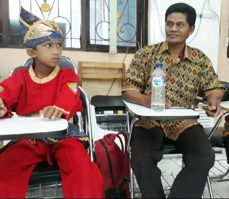 Pukulan Tangan Kosong dan Tusukan Golok Pesilat Cilik Ini Memukau Penonton