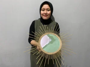 Limbah Kardus di Tangan Mahasiswa UMM Jadi Dekorasi Interior