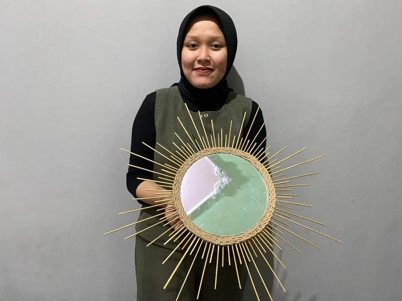 Limbah Kardus di Tangan Mahasiswa UMM Jadi Dekorasi Interior