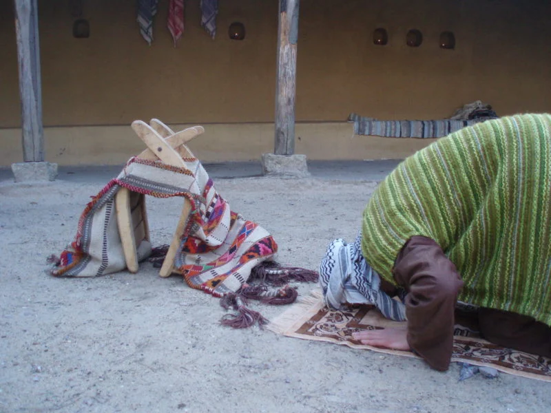Sutrah dalam Shalat, Masih Perlukah?