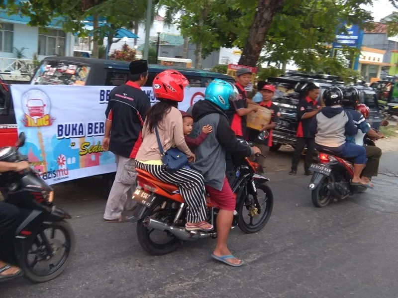 Para Hijeter Juga Berbagi Takjil di Jalan