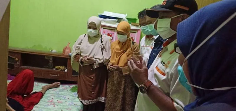 Lazismu Beri Bantuan Guru yang Terserang TB