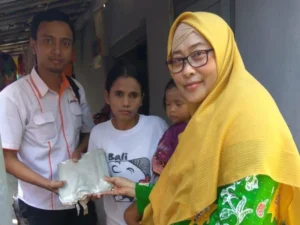 Aisyiyah Bagikan Genteng Kaca Warga, Begini Alasannya