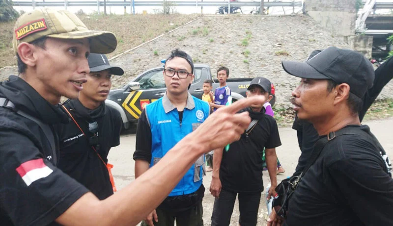 MDMC Gresik Ikut Cari 7 Santri Langitan Korban Tenggelamnya Perahu di Bengawan Solo