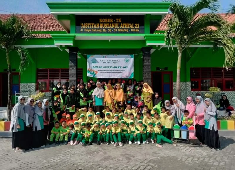 Rayakan Milad Aisyiyah, TK Benjeng Bersih-Bersih Sekolah