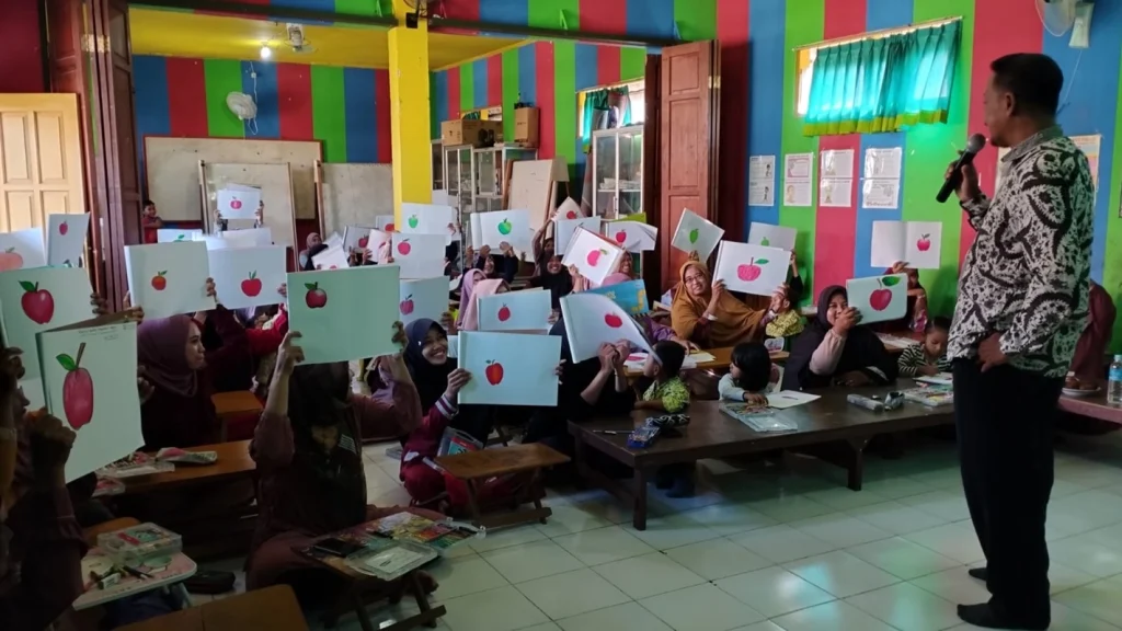 Parenting TK ABA 25, Orangtua Diajari Gambar Apel