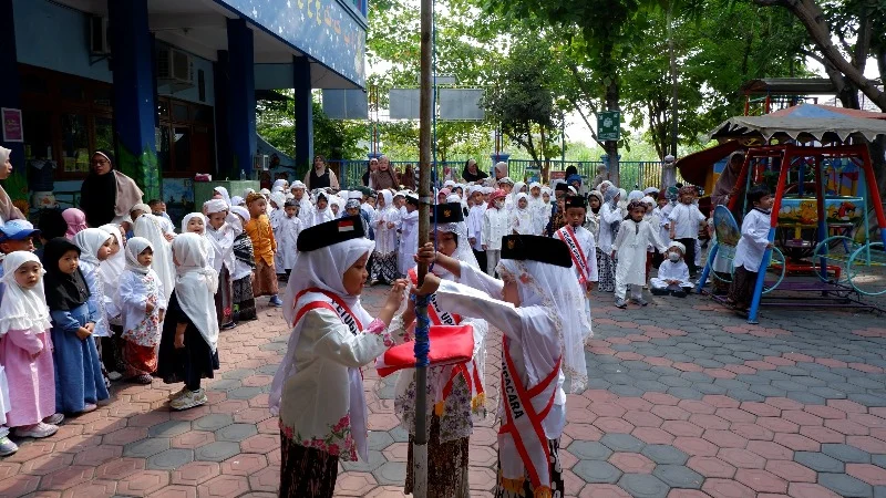 Pakaian ala KH Ahmad Dahlan dan Nyai Walidah di Hari Pahlawan