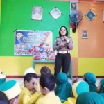 Polisi Cantik Itu Membuat Cerah TK Aisyiyah Saat Menerangkan Rambu Lalu Lintas