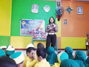 Polisi Cantik Itu Membuat Cerah TK Aisyiyah Saat Menerangkan Rambu Lalu Lintas