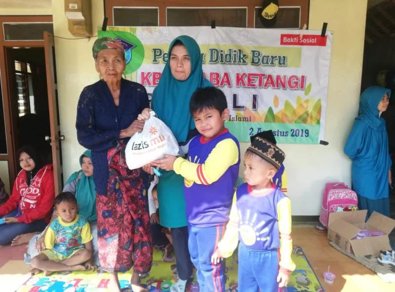 Menutup MPLS, Siswa Bagi Sembako ke Warga Dhuafa