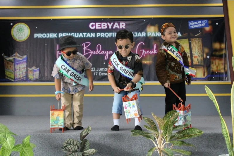 Damar Kurung Meriahkan Suasana Sekolah Ini