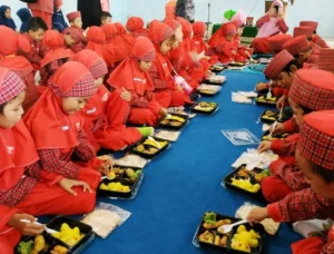 Siswa TK Ini Bergembira Berbagi dengan Anak Panti