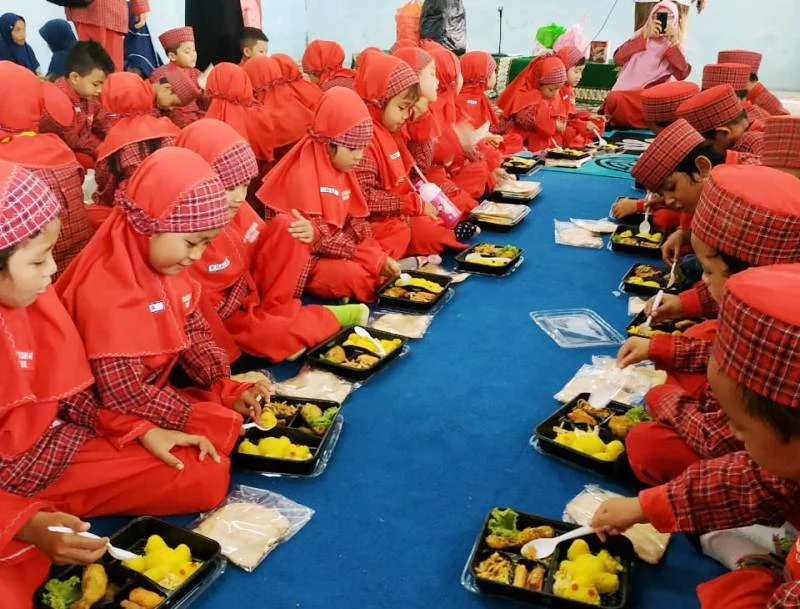 Siswa TK Ini Bergembira Berbagi dengan Anak Panti