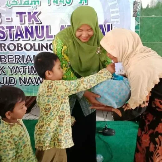 Murid-Murid TK Itu Memberi Santunan kepada Rakyat Dhuafa